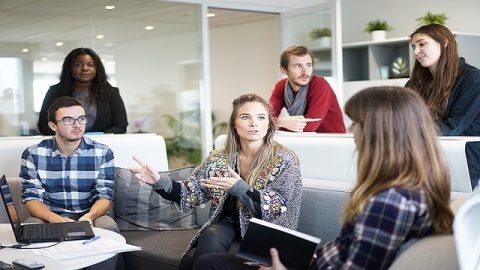 I cristiani discutono i modi per Interagisci con gli altri