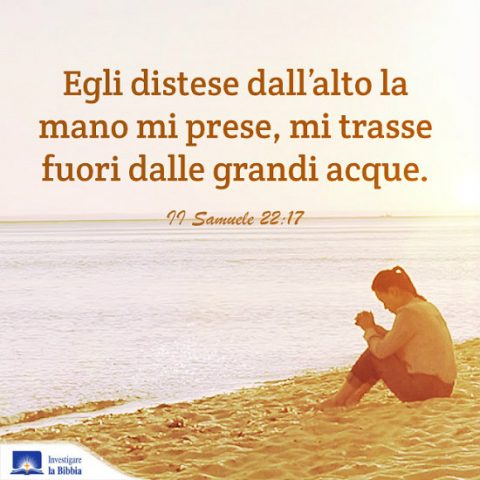 una cristiana prega vicino al mare