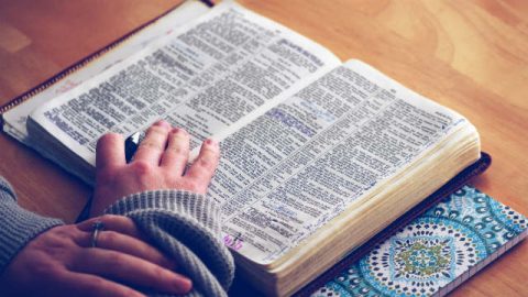 Sta leggendo la bibbia con il cuore.