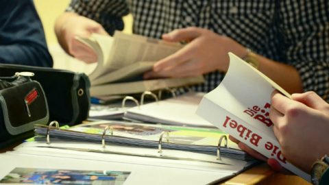 Cristiani che leggono la Bibbia