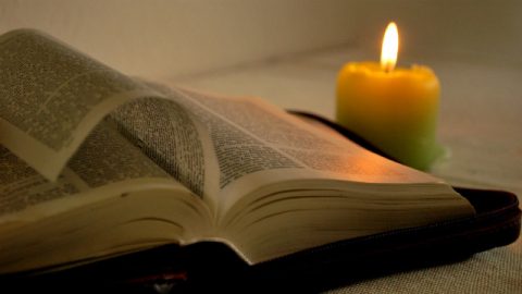 Candela e bibbia