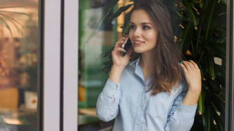 una ragazza sta telefonando