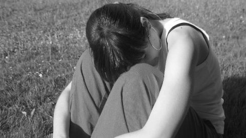 una donna cristiana sta riflettendo