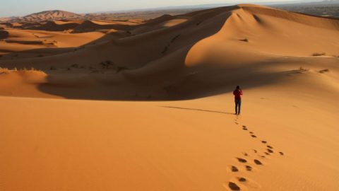 Persone che cammina nel deserto