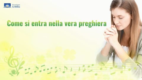 una ragazza pregare a Dio