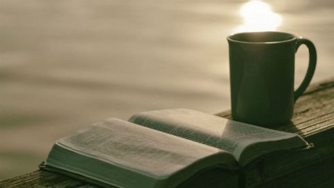 Leggendo la Bibbia vicino al fiume, cercando la verità nel regno dei cieli