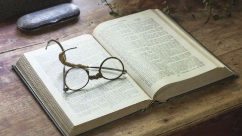 la Bibbia sul tavolo