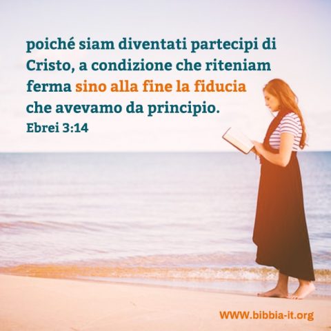 Lei legge la Bibbia vicino al mare