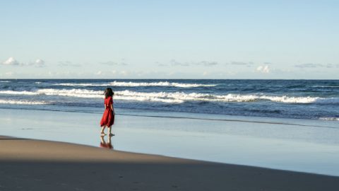 lei vicino al mare
