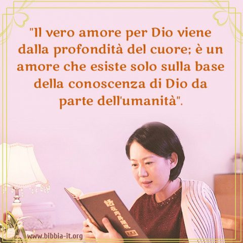 una cristiana leggera la parola di Dio