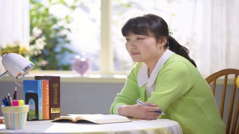 una cristiana legge le parole di Dio e cercano di capire l'amore di Dio