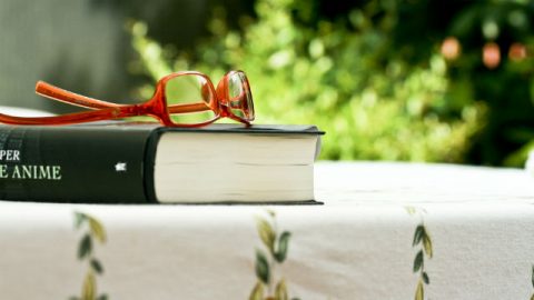 una Bibbia sul tavolo