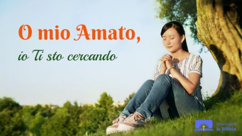 una cristiana prega e cercare a Dio