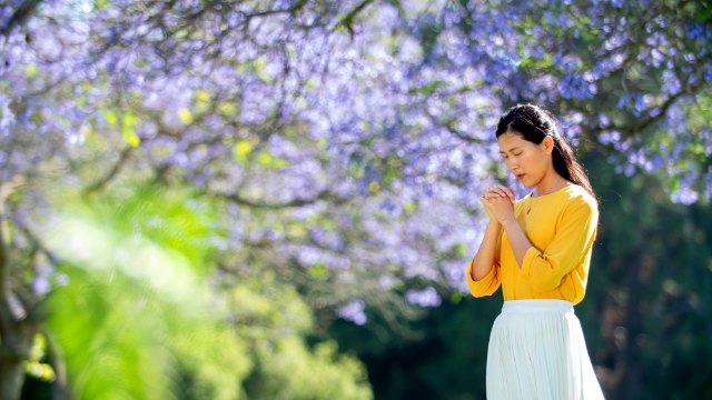 una cristiana sta pregando