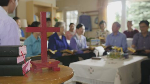 I cristiani discutono i misteri della Trinità nella riunione