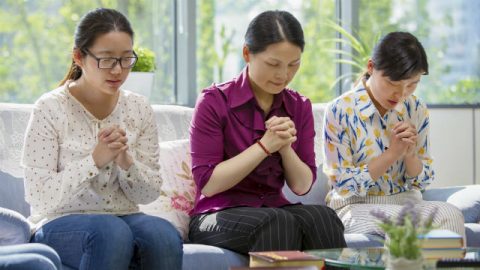 Tre cristiane pregano per cercare come servire Dio conformemente alla Sua volontà.