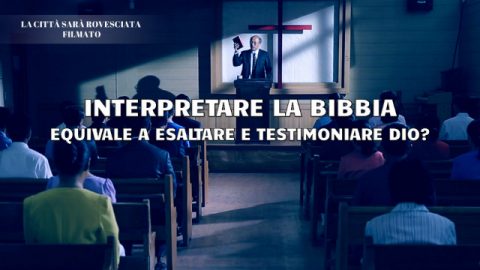 Il pastore interpreta la Bibbia nella chiesa