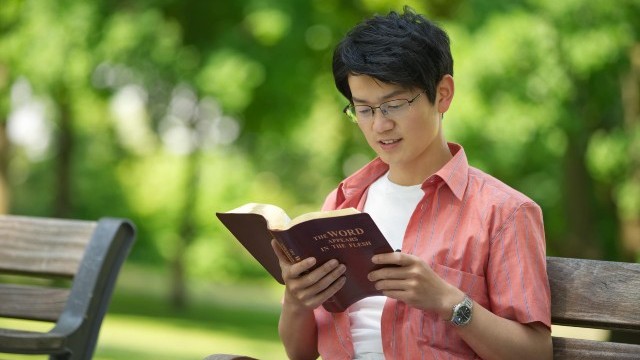 Un cristiano sta praticando la devozione spirituale