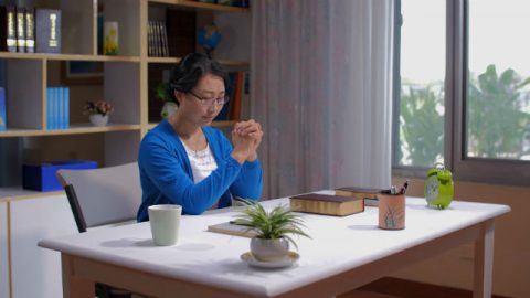 La cristiana prega Dio per cercare la verità del rapimento.