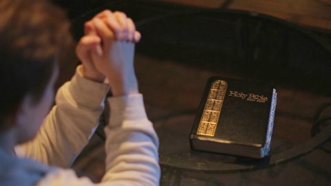 un cristiano legge la Bibbia e pregare a Dio
