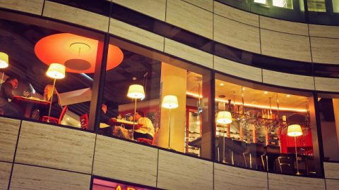 una cristiana lavora in un ristorante