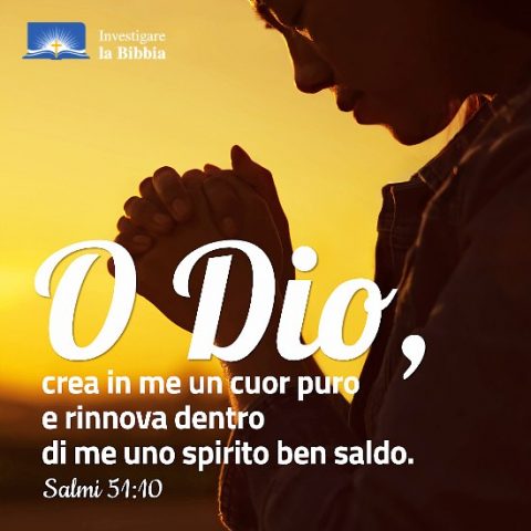 un cristiana sta pregando a Dio.