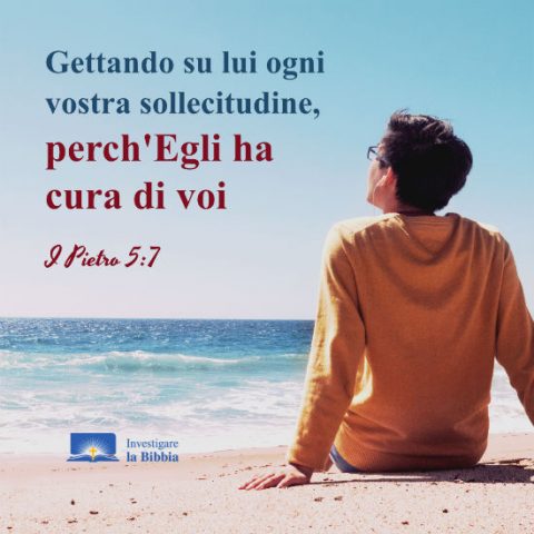 un cristiano vicino al mare