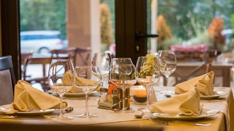 una cristiana lavora in un ristorante
