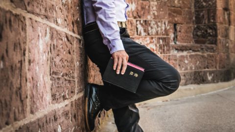 un cristiano legge la Bibbia