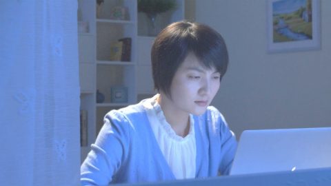 Una cristiana sta cercando un lavoro online.