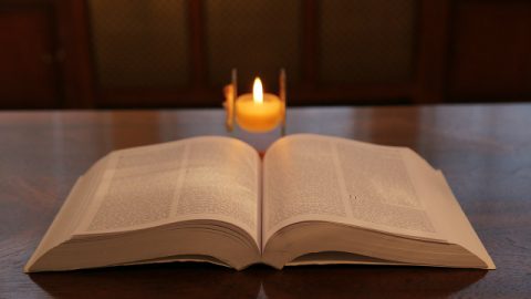 una Bibbia sul tavolo, leggiamo la profezia della Bibbia