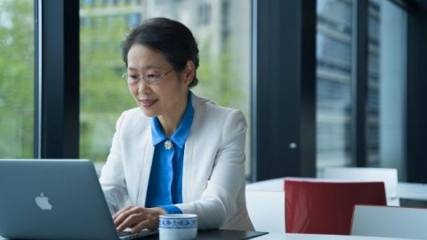 na cristiana cerca la verità online su come servire di Dio