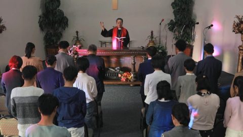 I cristiani pregano nella chiesa