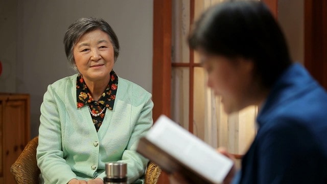 Una cristiana sta ascoltando la parola di Dio