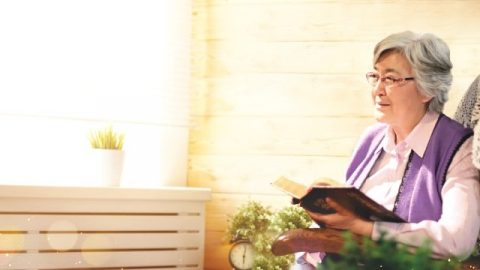 una cristiana fa la devozione spirituale a casa