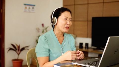 cristiani si riuniscono e comunicano su Interne