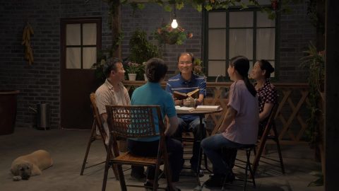Un riunione di famiglia cristiana nel cortile